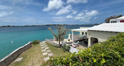 The Boathouse: Large Waterfront Cottage on Harrington Sound – Sleeps 4+