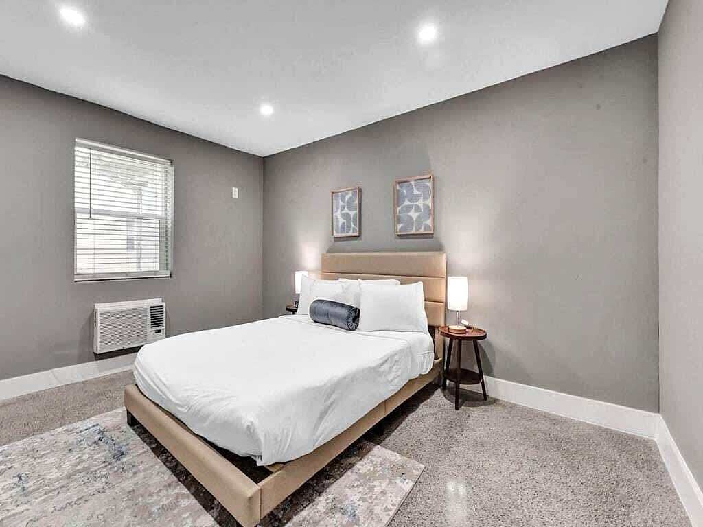 1 habitación, tabla de planchar con plancha, cuna de viaje y wifi 
