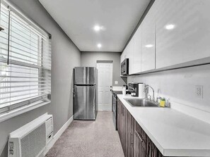 Cafetera/tetera, refrigerador, microondas, horno