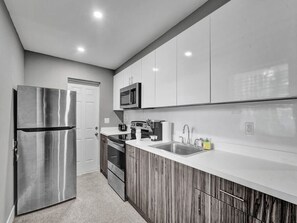 冷蔵庫、電子レンジ、オーブン、コンロ