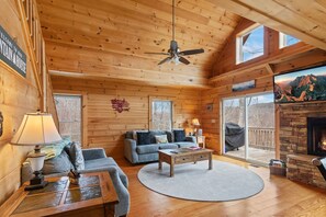 TV, fireplace, foosball - Quaint Log Cabin in Secluded Area (Elk Park)