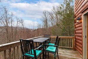 Outdoor dining - Quaint Log Cabin in Secluded Area (Elk Park)