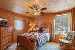 2 bedrooms, WiFi, bed sheets - Quaint Log Cabin in Secluded Area (Elk Park)