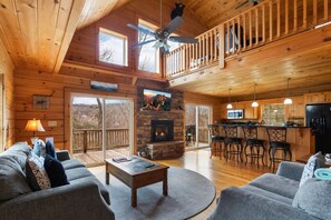 TV, fireplace, foosball - Quaint Log Cabin in Secluded Area (Elk Park)