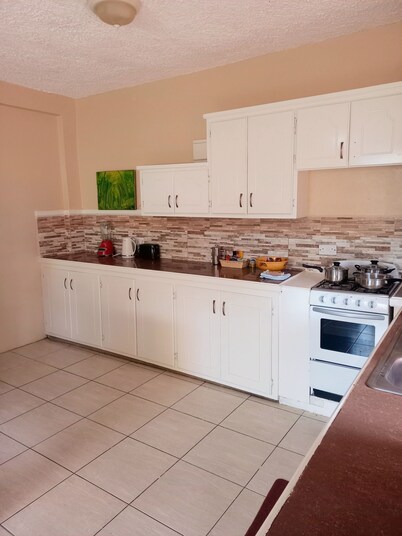 Cozy Tropical Vacation home 10 minutes away from beaches and attractions 