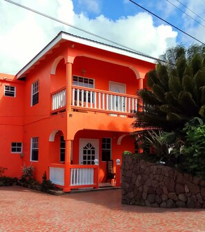 Exterior - Cozy Tropical Vacation home 10 minutes away from beaches and attractions  (Soufriere)