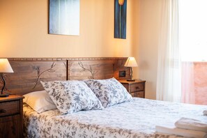 4 chambres, fer et planche à repasser, lit de bébé portatif