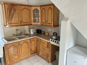 Fridge, stovetop, electric kettle, toaster - On Peninsula. Sea view, Beach 3 Min drive. Quiet neighborhood. Windjammer 4 m d  (Gros Islet)