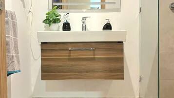 Douche, serviettes fournies, papier toilette
