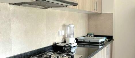 Køleskab, ovn, kogeplade, kaffe-/temaskine