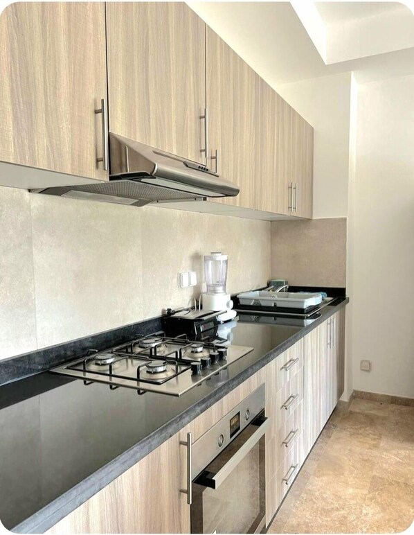 Fridge, oven, stovetop, coffee/tea maker
