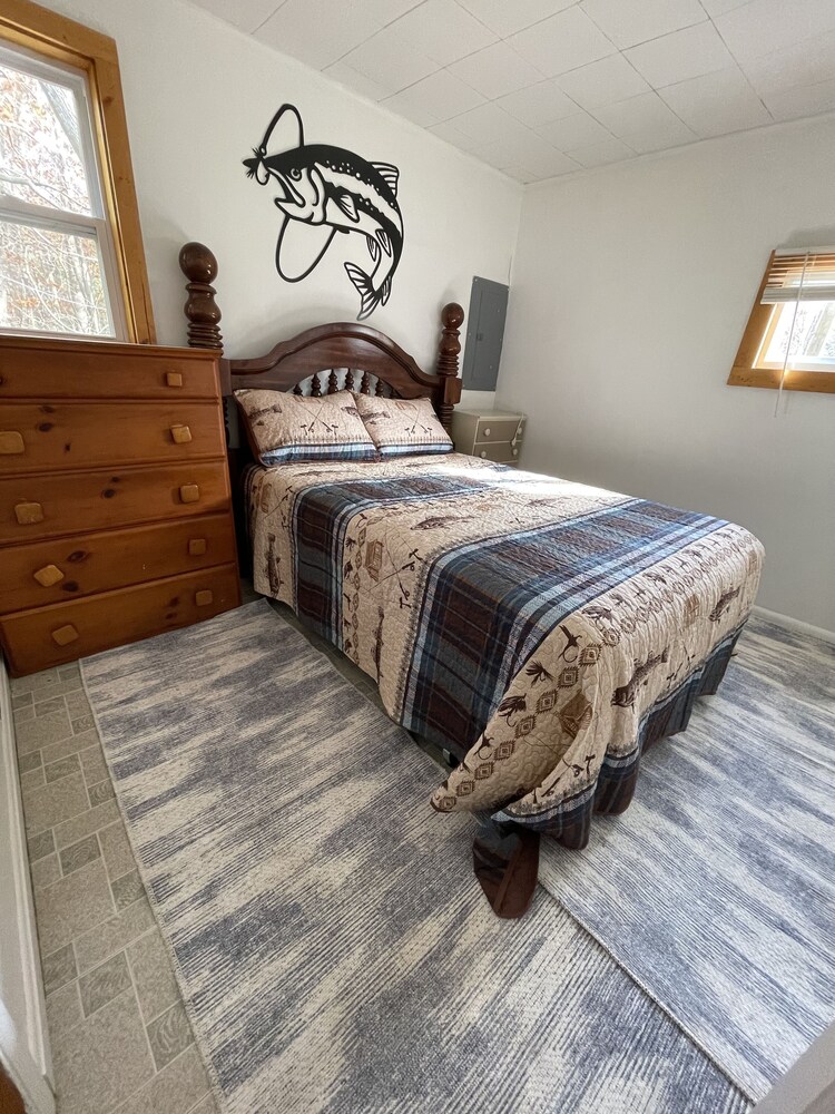 Cozy Lakefront Hilltop Cottage. Pet friendly. Queen Bed &2 Queen Futons