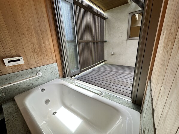 Villa | Bathroom | Combined shower/tub, spring water tub, hair dryer, electronic bidet - Shirahama Yamate Rent Villa SS2-96 (Shirahama)
