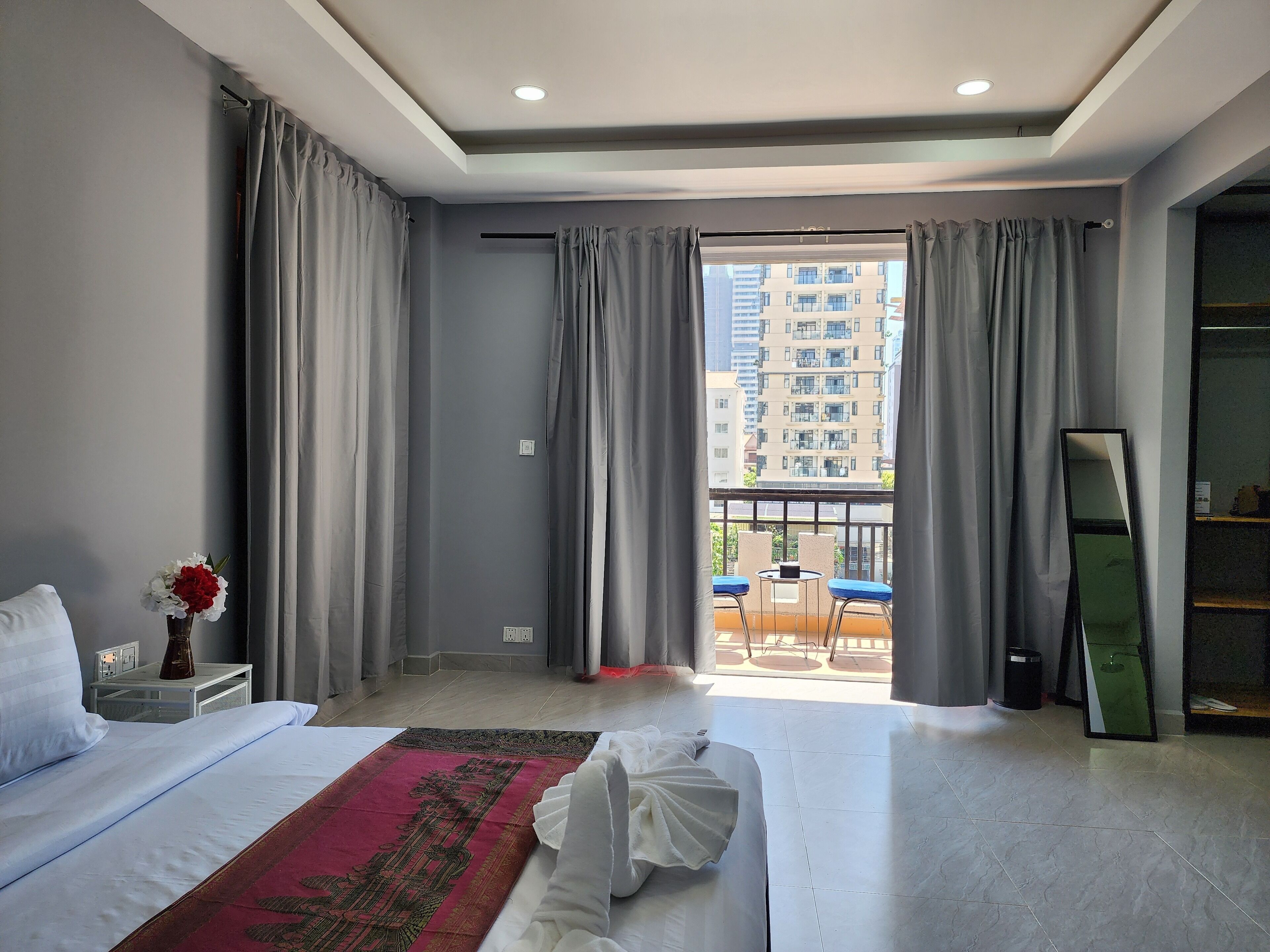 Quarto superior | Cofres nos quartos, escrivaninha, quartos à prova de som
