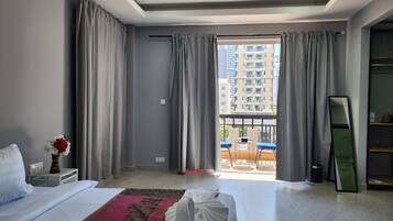 Quarto superior | Cofres nos quartos, escrivaninha, quartos à prova de som