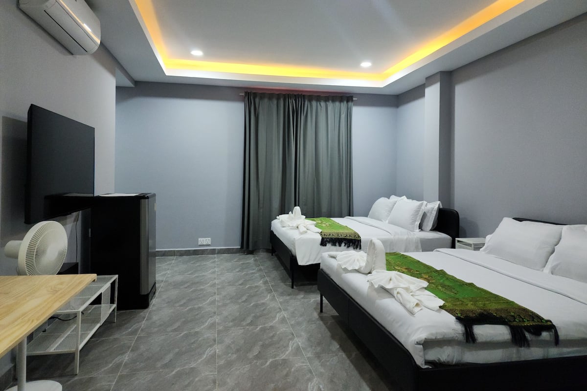 Suite Deluxe | 1 habitación, caja de seguridad en la habitación y escritorio