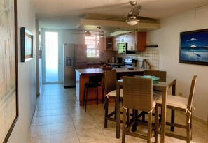 Kylskåp, mikrovågsugn, ugn och spishäll