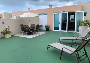 Outdoor dining - Spacious 3 bedrooms penthouse, near Combate Beach: Pools, Fun & Amazing Sunsets (Cabo Rojo)