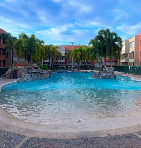 Spacious 3 bedrooms penthouse, near Combate Beach: Pools, Fun & Amazing Sunsets