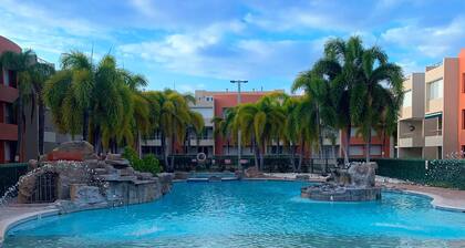 Spacious 3 bedrooms penthouse, near Combate Beach: Pools, Fun & Amazing Sunsets