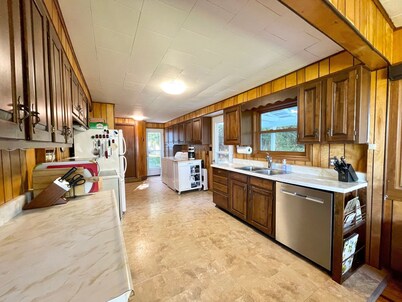 "The Lake House" With Spectacular Views!!! Steps to Beach!!