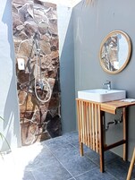 Artículos de tocador gratuitos, pantuflas, bidet