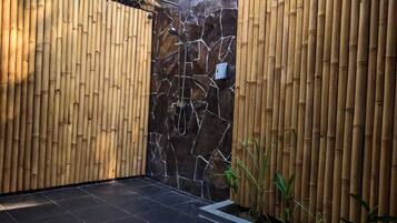 Suite | Bad | Toalettartikler (inkludert), tøfler og bidé