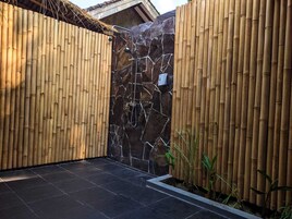 Suite | Baño | Artículos de higiene personal gratuitos, zapatillas y bidé