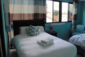 3 habitaciones, tabla de planchar con plancha, wifi y ropa de cama