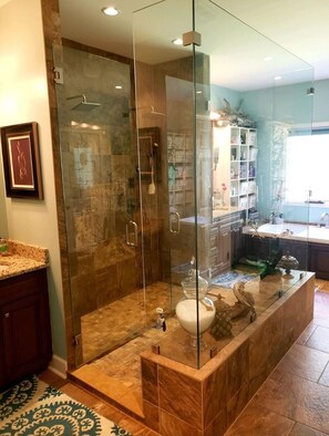 Douche, serviettes fournies, papier toilette