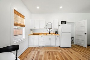 Køleskab, mikrobølgeovn, kogeplade, kaffe-/temaskine