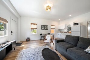 TV - Fifth Street Cottage (Paso Robles)