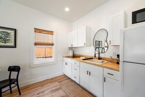 Fridge, microwave, stovetop, coffee/tea maker - Fifth Street Cottage (Paso Robles)