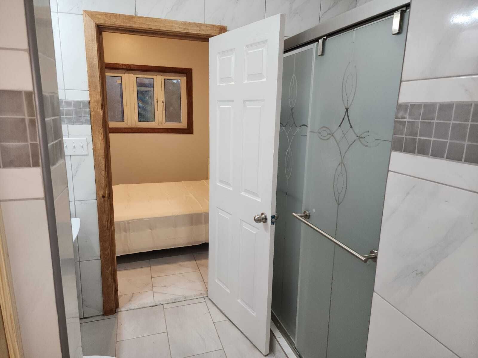 Une salle de bain avec une douche, des toilettes et un lavabo.