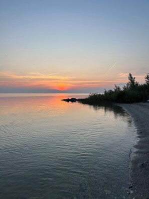 Plage, chaises longues, serviettes de plage