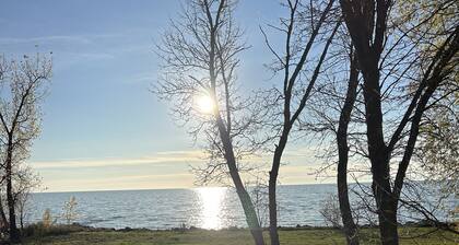Water's Edge cedar cabin on 1 acre lakefront: a perfect retreat summer or winter