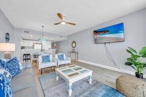 Smart TV - BEACH GETAWAY AT@ MAJESTIC RESORT-WATERFRONT- 2brm-2bath-Sleeps 6ppl (Panama City Beach)