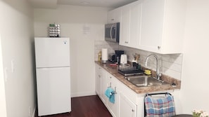 Microwave, stovetop - STYLISH 2-BEDROOM BASEMENT SUITE.PRIVATE ENTRANCE& PARKING. NEAR U OF M 4GUESTS! (Winnipeg)