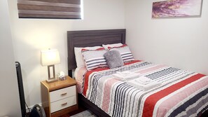 2 bedrooms, iron/ironing board, free WiFi, bed sheets - STYLISH 2-BEDROOM BASEMENT SUITE.PRIVATE ENTRANCE& PARKING. NEAR U OF M 4GUESTS! (Winnipeg)