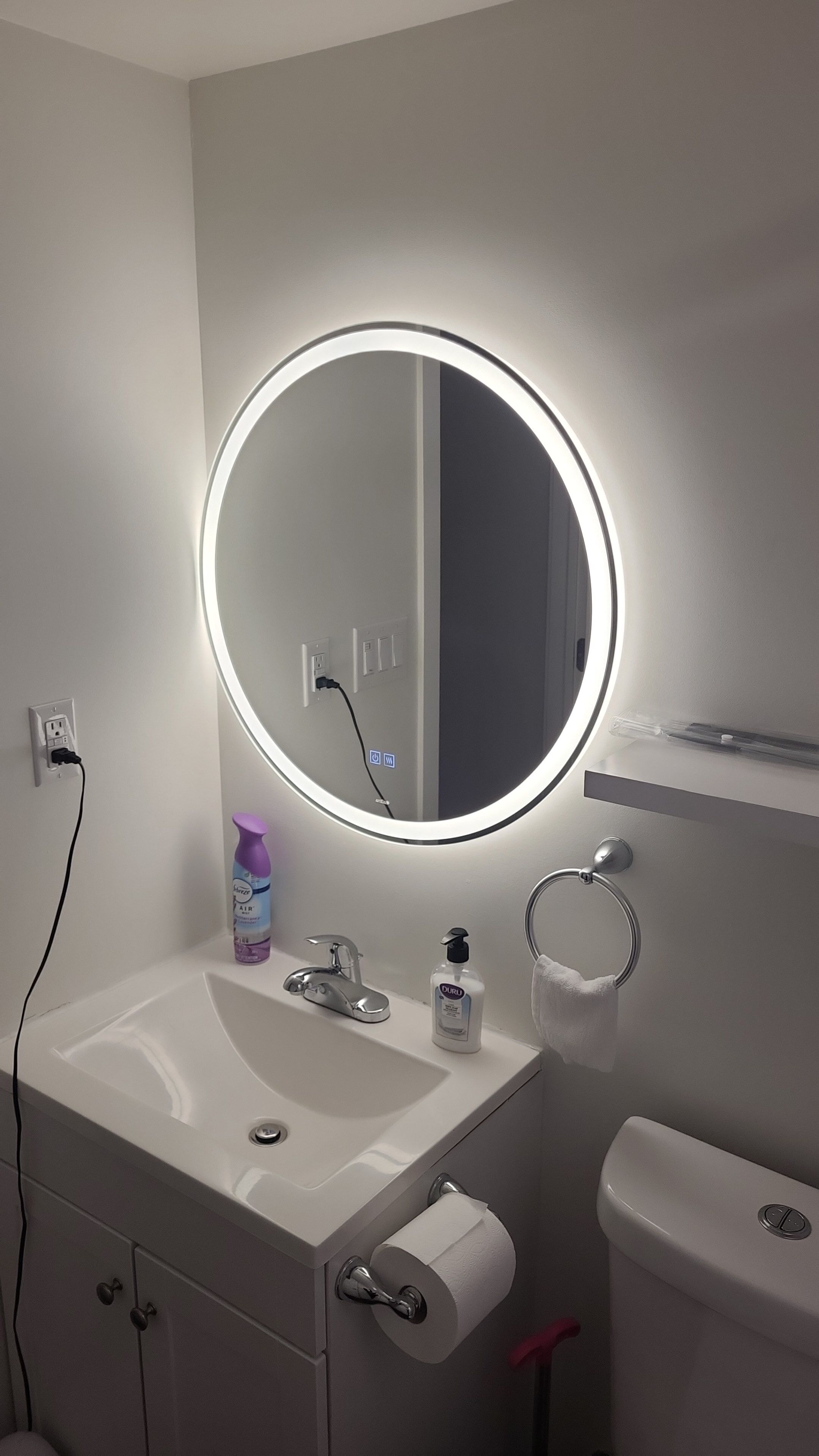 Regadera, secadora de cabello, toallas, jabón 