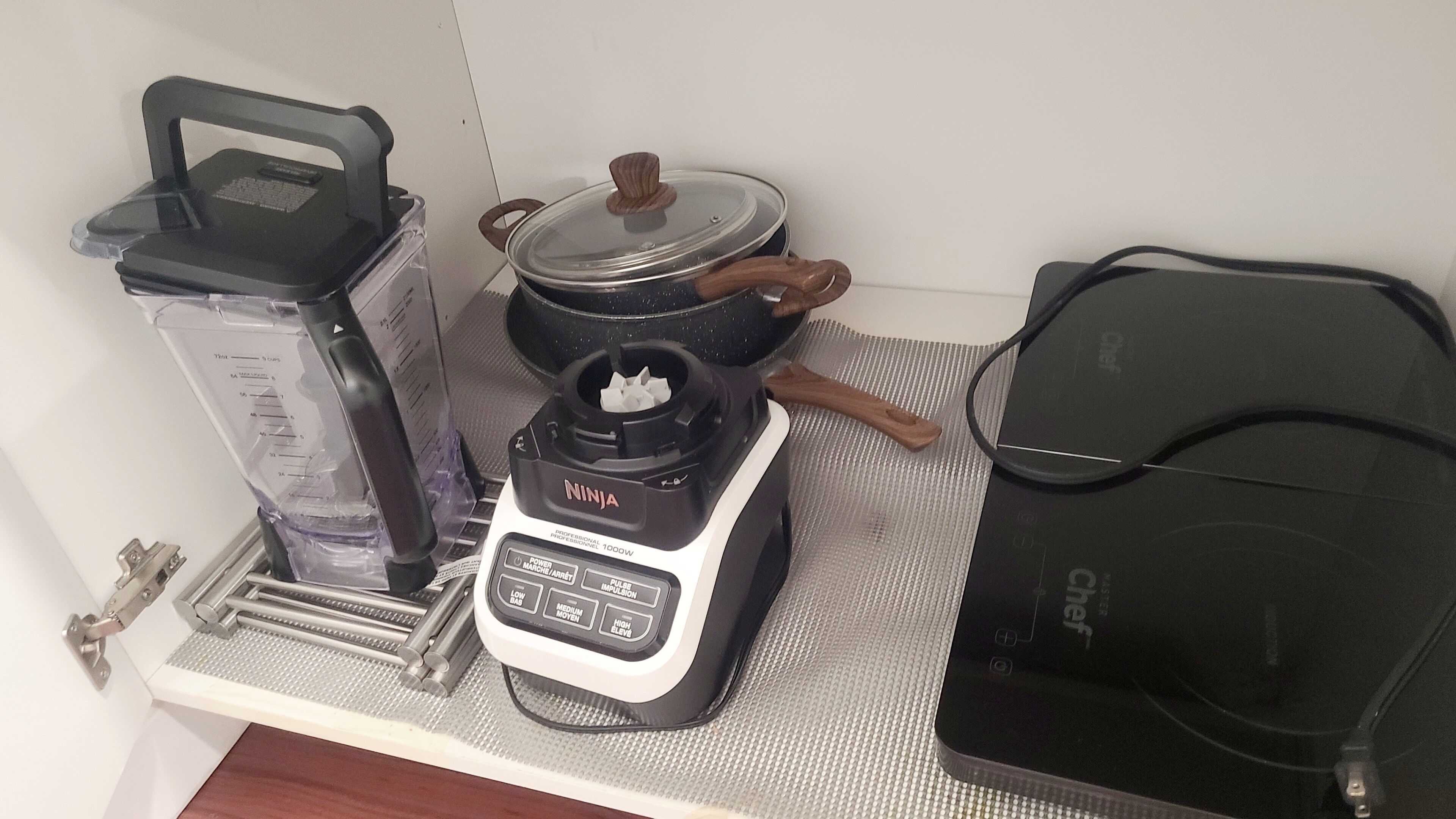 Keittiössä on työtasolla blenderi, kattila ja riisinkeitin.