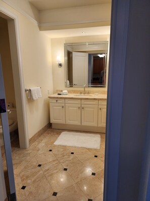 Hair dryer, towels, soap, shampoo - Breathtaking Miami Four Seasons (Miami)