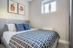 1 غرفة نوم ومكواة/لوح كي وواي فاي وملاءات أسرّة