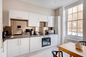 ثلاجة، ميكروويف، فرن، موقد طهي مسطح