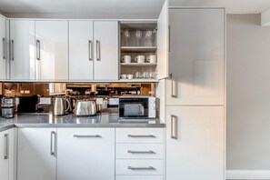 Kühlschrank, Mikrowelle, Ofen, Herdplatte