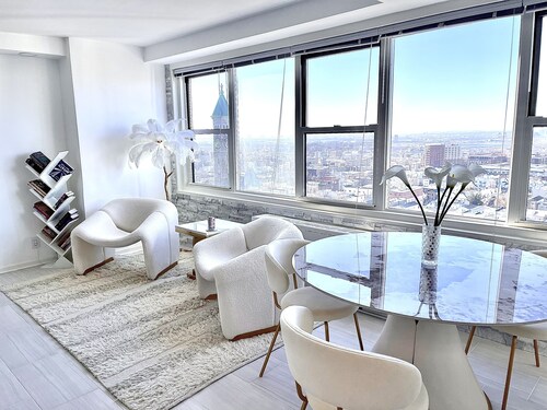 Stylish luxury 2 bedroom. Easy Path train to NYC 