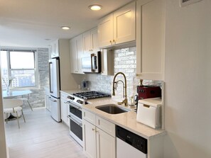 Fridge - Stylish luxury 2 bedroom. Easy Path train to NYC (Jersey City)