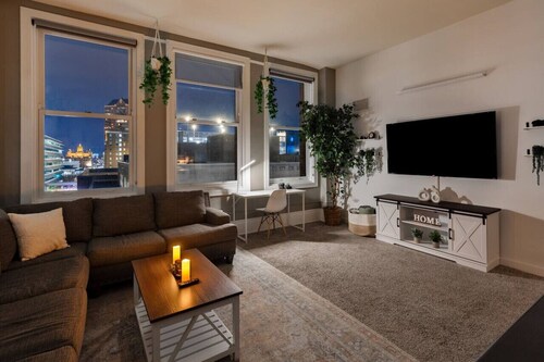 Downtown Dream 2br w/ City Views 2 blocks to Court