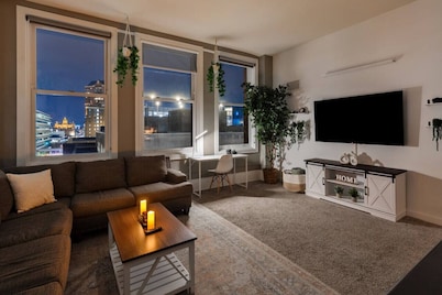 Downtown Dream 2br w/ City Views 2 blocks to Court