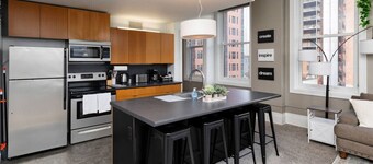 Downtown Dream 2br w/ City Views 2 blocks to Court